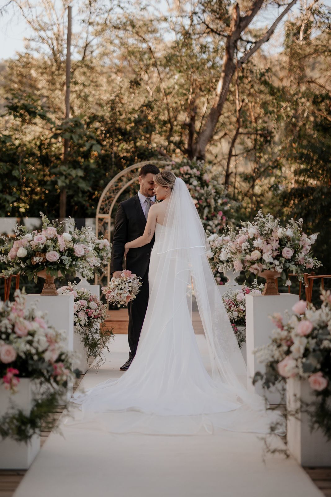 Foto Casamento no Vila dos Araçás Tami e Rogério Foto Casamento no Vila dos Araçás Tami e Rogério - Imagem 137