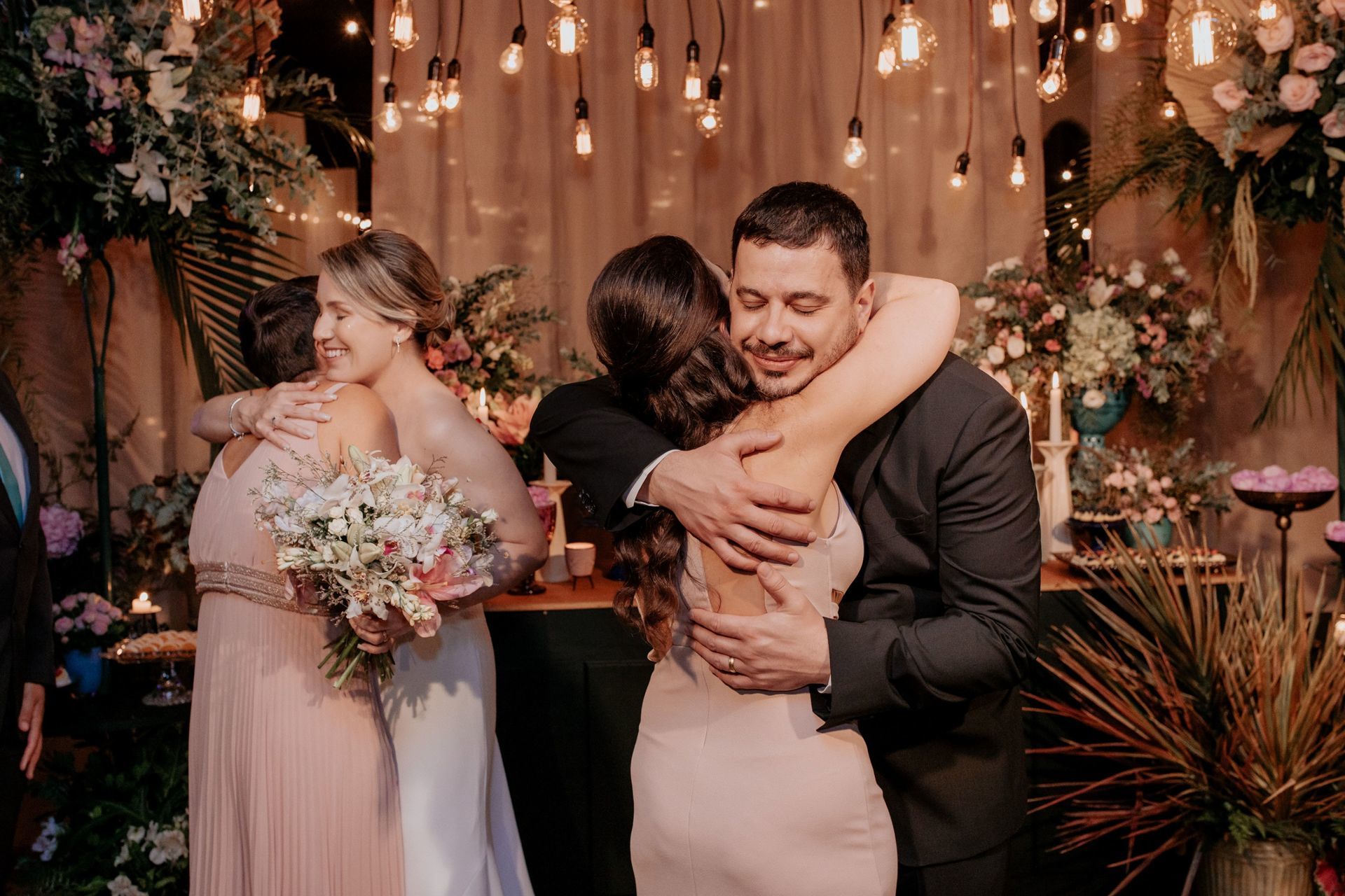 Foto Casamento no Vila dos Araçás Tami e Rogério Foto Casamento no Vila dos Araçás Tami e Rogério - Imagem 163