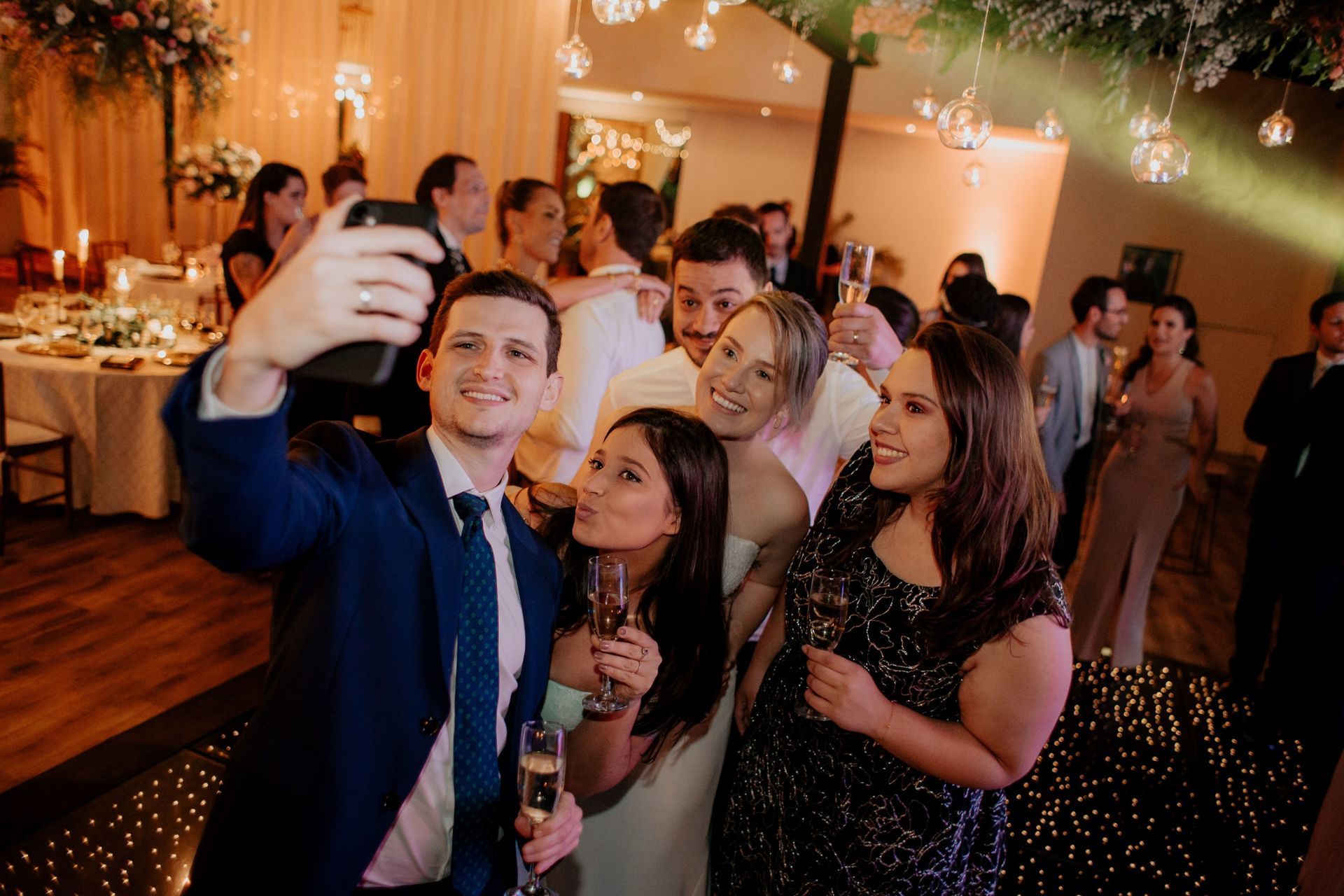 Foto Casamento no Vila dos Araçás Tami e Rogério Foto Casamento no Vila dos Araçás Tami e Rogério - Imagem 170