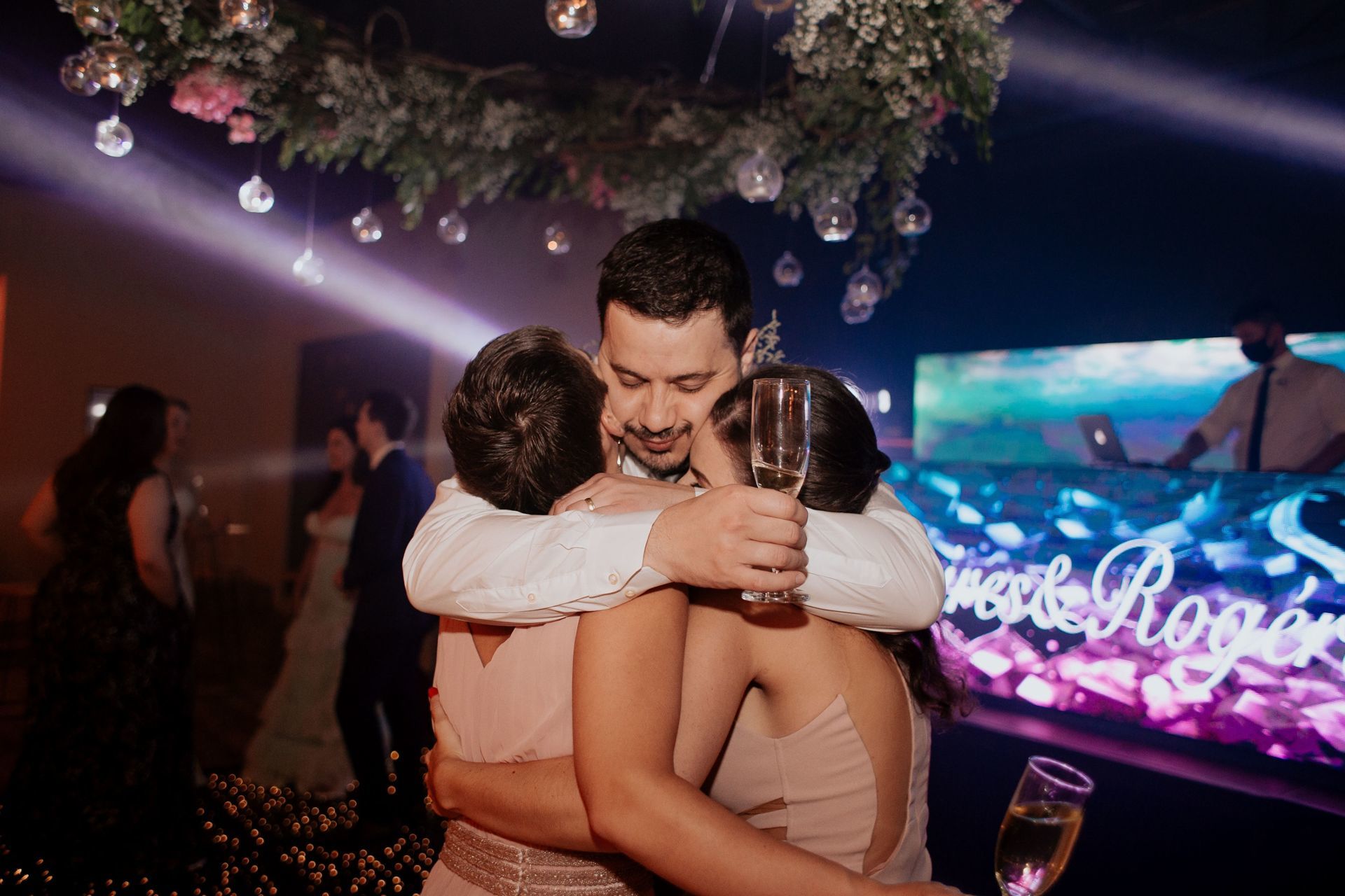 Foto Casamento no Vila dos Araçás Tami e Rogério Foto Casamento no Vila dos Araçás Tami e Rogério - Imagem 252